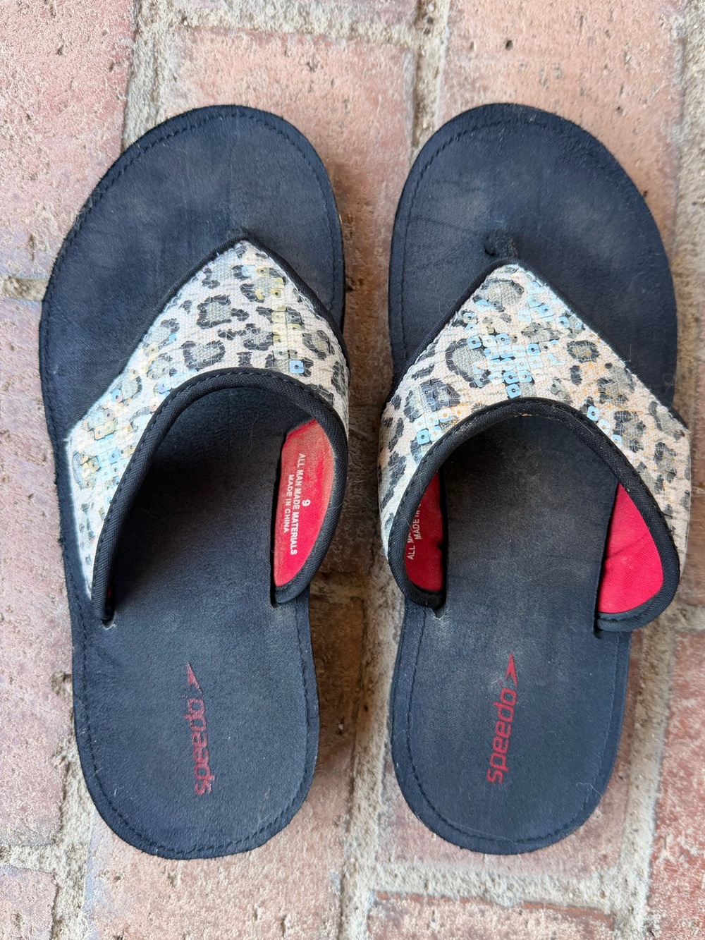 Speedo, size 9 women’s leopard print straps slippers in black